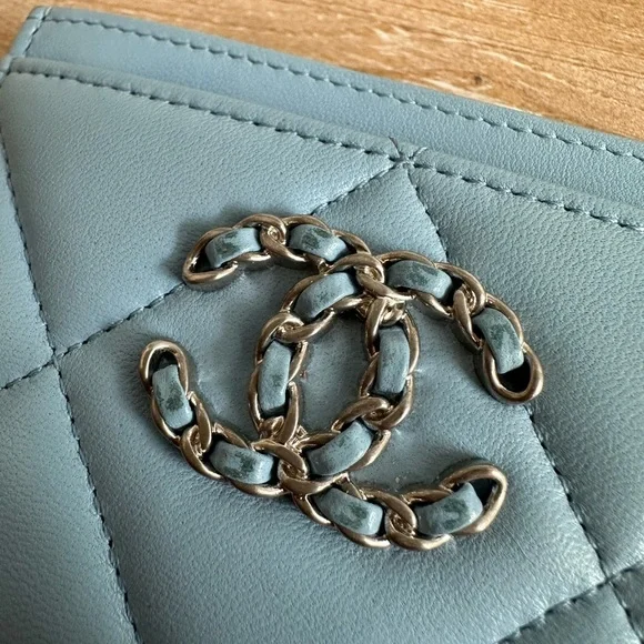 CHANEL Lambskin Quilted Chanel 19 Card Holder - Picture 4 of 12